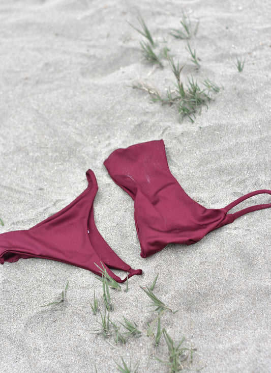 Bikini peto un hombro burdeo y calzón sin costuras